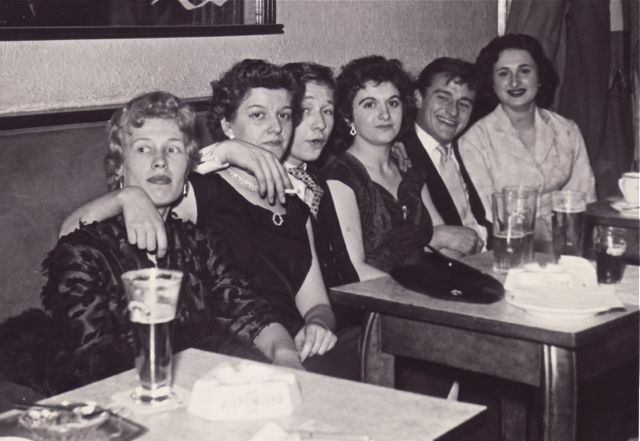 Het café verschafte graag armen van etalagepoppen zodat op de foto duidelijk was dat je als groep een amicale band had.